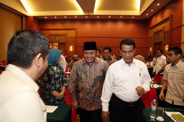 Gubernur Sumsel Herman Deru bersama Menteri Pertanian Amran Sulaiman ketika menghadiri rapat koordinasi Selamatkan Rawa Sejahterakan Petani (SERASI) di Palembang, Kamis (6/12/2018).