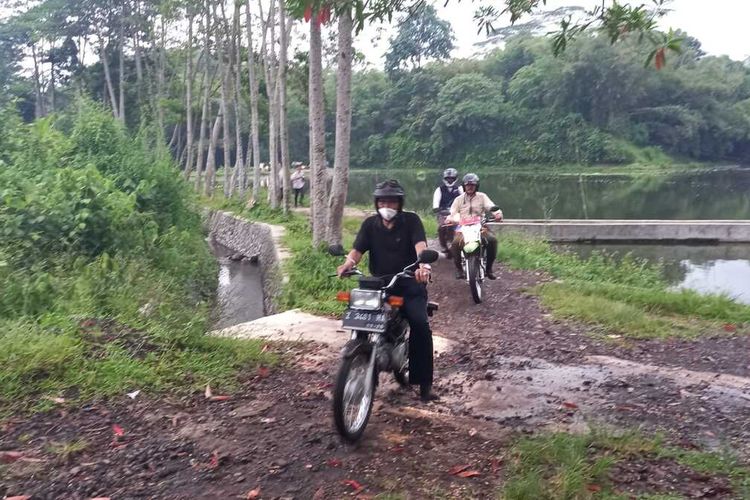 Wali Kota Tasikmalaya Muhammad Yusuf memakai motor Honda Win jadul kesayanganannya ke Bukit Gunung Kokosan, Cipawitra, Mangkubumi, Kota Tasikmalaya, supaya tak terganggu oleh kegiatan penambangan pasir liar, Kamis (24/3/2022).
