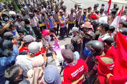 Dicap Jago Pencitraan, Bupati Pamekasan Pergi Saat Diajak Dialog dengan Mahasiswa