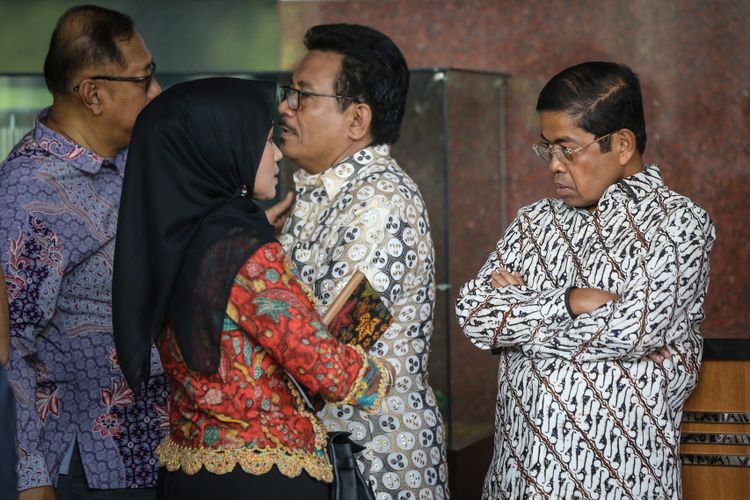 Sekretaris Jenderal Partai Golkar Idrus Marham (kanan) tiba di Gedung Komisi Pemberantasan Korupsi (KPK) di Jakarta, Senin (11/9/2017). Kedatangannya terkait Ketua DPR RI Setya Novanto yang tak memenuhi panggilan Komisi Pemberantasan Korupsi hari ini.