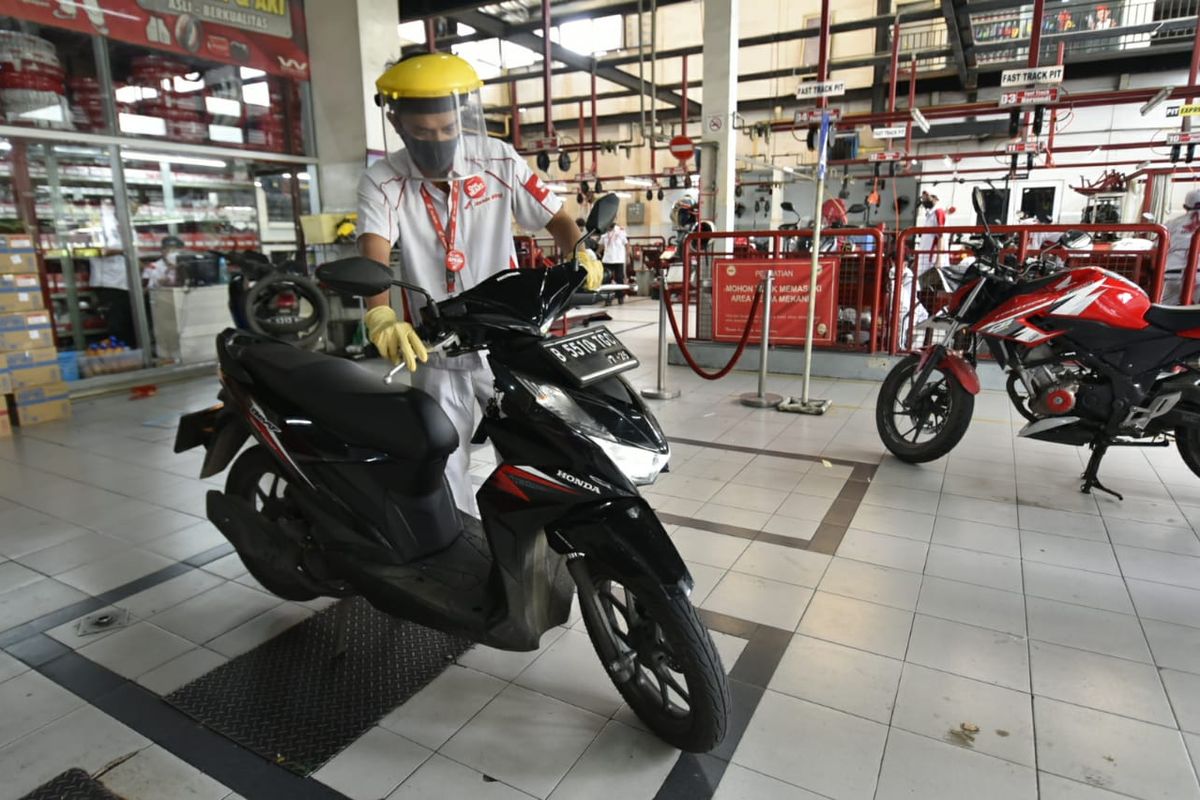 Ilustrasi motor Honda servis di bengkel resmi AHASS