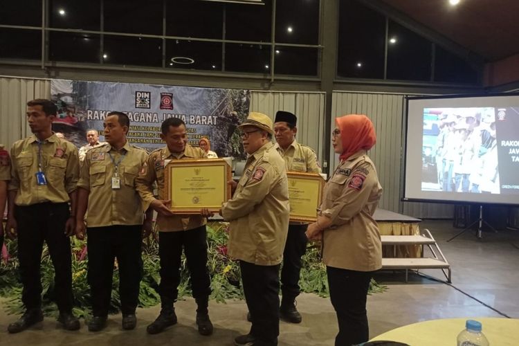 Sisdohiri menerima piagam penghargaan atas nama Dinas Sosial Kabupaten Cirebon dari Dodo Suhendar Plh. Kepala Dinas Sosial Provinsi Jawa Barat, di Sentra Terpadu Kartini Kementerian Sosial, Temanggung, Rabu, (10/5/2023) malam.