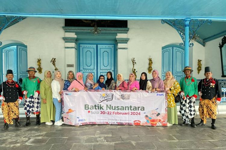 PNM melaksanakan kegiatan studi banding di Galeri batik Puspita Mekar, Laweyan, Solo, Jawa Tengah. 