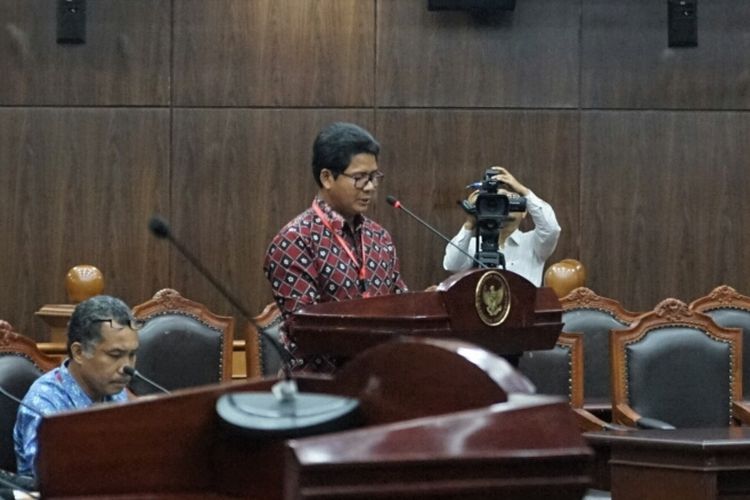Komisioner Komnas HAM Imdadun Rahmat saat memberikan keterangan ahli dalam sidang uji materi atas UU No. 1 PNPS tahun 1965 tentang Pencegahan Penyalahgunaan dan/atau Penodaan Agama di Mahkamah Konstitusi (MK), Jakarta Pusat, Senin (23/10/2017).