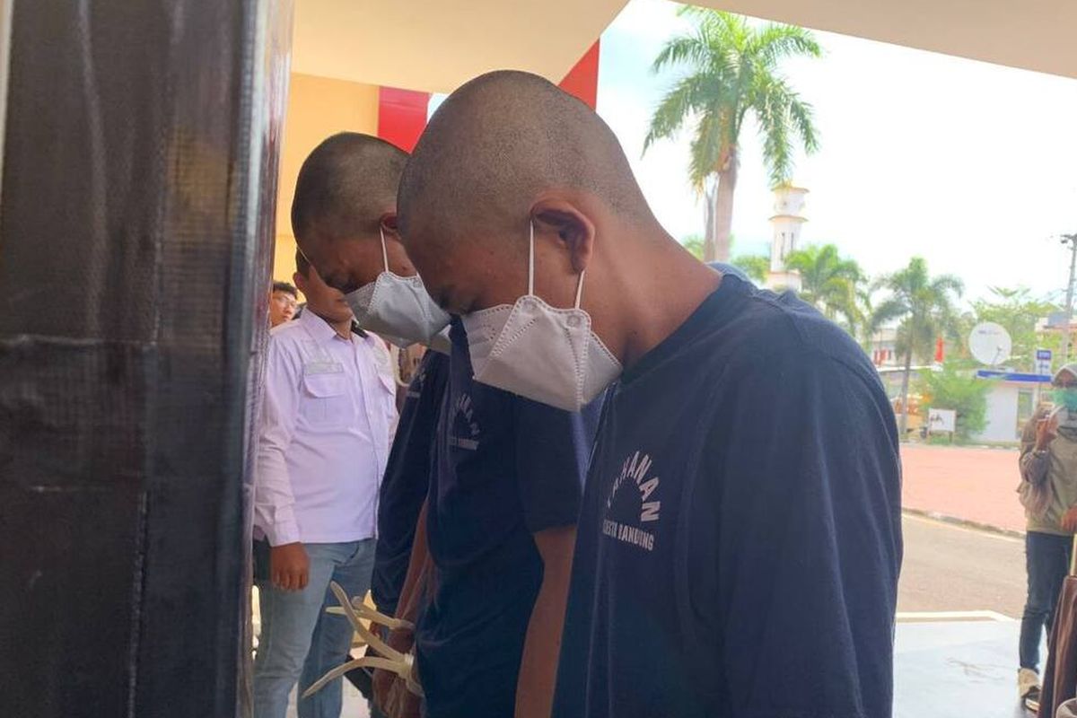 Jajaran Kepolisian saat menggiring 4 pelaku pembunuhan INS (24) di Mapolresta Bandung, Soreang, Jawa Barat, Jumat (2/8/2024)