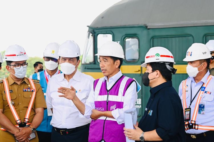 Presiden Joko Widodo (Jokowi) saat mengecek progress Kereta Cepat Indonesia China (KCIC) di Kabupaten Bandung. 