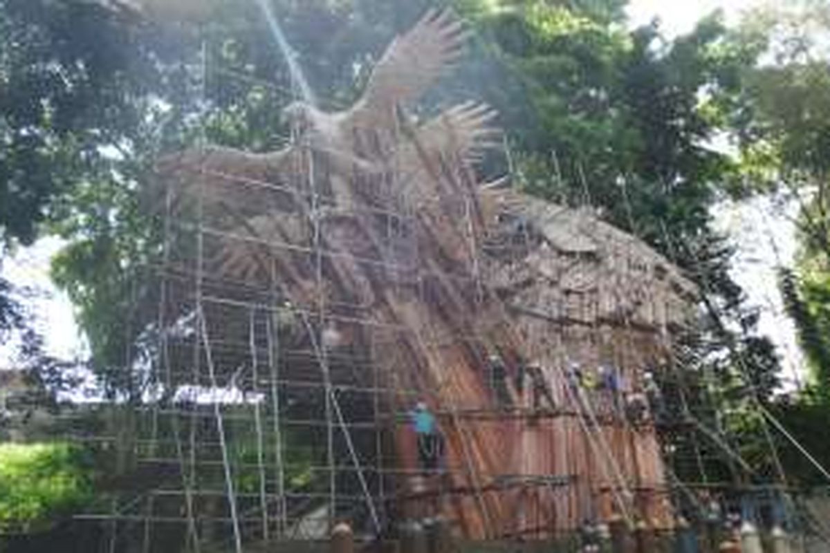 Suasana penyelesaian patung Gerbang Garuda yang disiapkan untuk menghiasi pintu masuk utama Bandara Soekarno-Hatta, Jumat (24/6/2016). Patung karya Nyoman Nuarta ini dibangun di NuArt Sculpture Park, Bandung, Jawa Barat. 