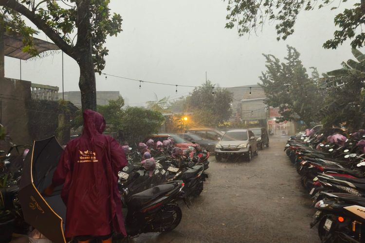 Hujan Deras Disertai Petir dan Angin Kencang Terjang Ciputat Tangsel, Pengendara Menepi