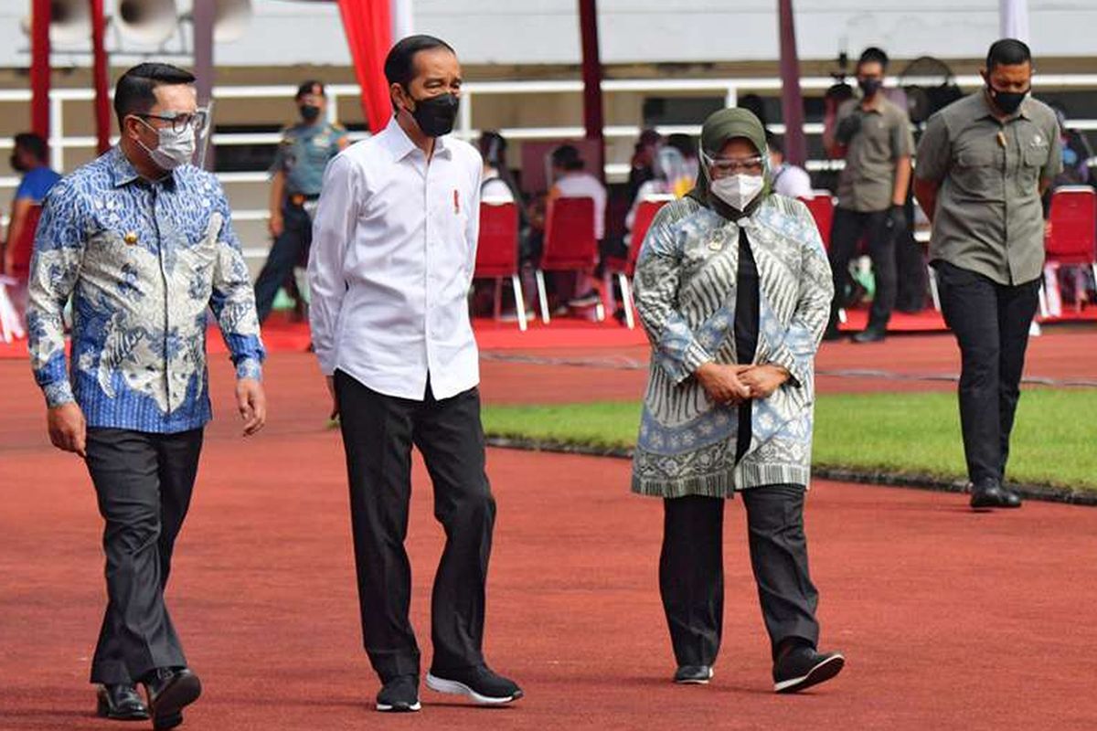 President Joko Widodo (2nd left) inspect a mass Covid-19 vaccination in Pakansari Stadium in Bogor Regency, West Java province on Thursday (17/6/2021)