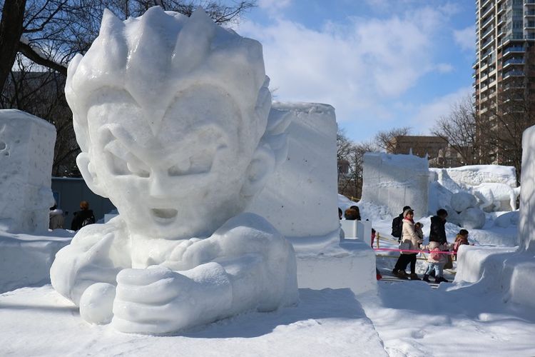 Turis di area penyelenggaraan Sapporo Snow Festival ke-70 di Odori Park, Kota Sapporo, Prefektur Hokkaido, Jepang, Senin (11/2/2019). Sapporo Snow Festival merupakan acara musim dingin tahunan yang digelar di Kota Sapporo.