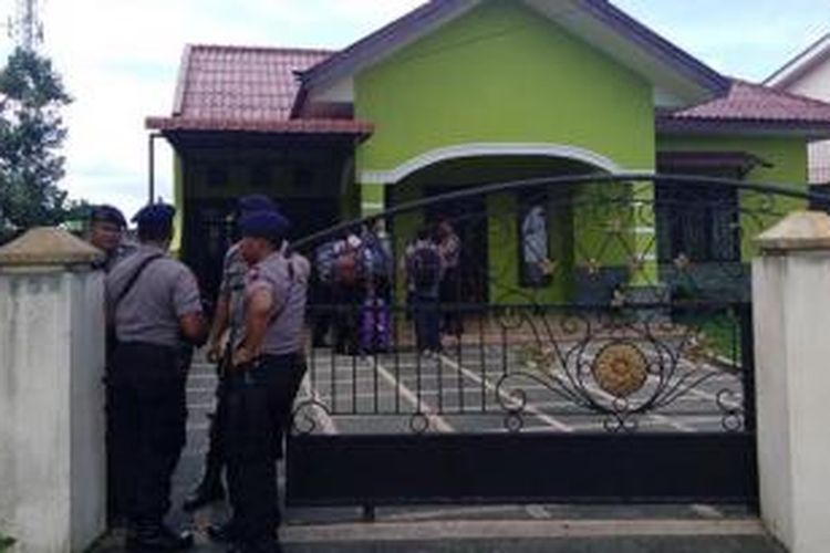 Sejumlah petugas KPK tak bisa menggeledah rumah mantan Wakil Ketua DPRD Sumatera Utara, Sigit Pramono Asri, karena penghuninya tak ada di rumah, Kamis (12/11/2015). 
