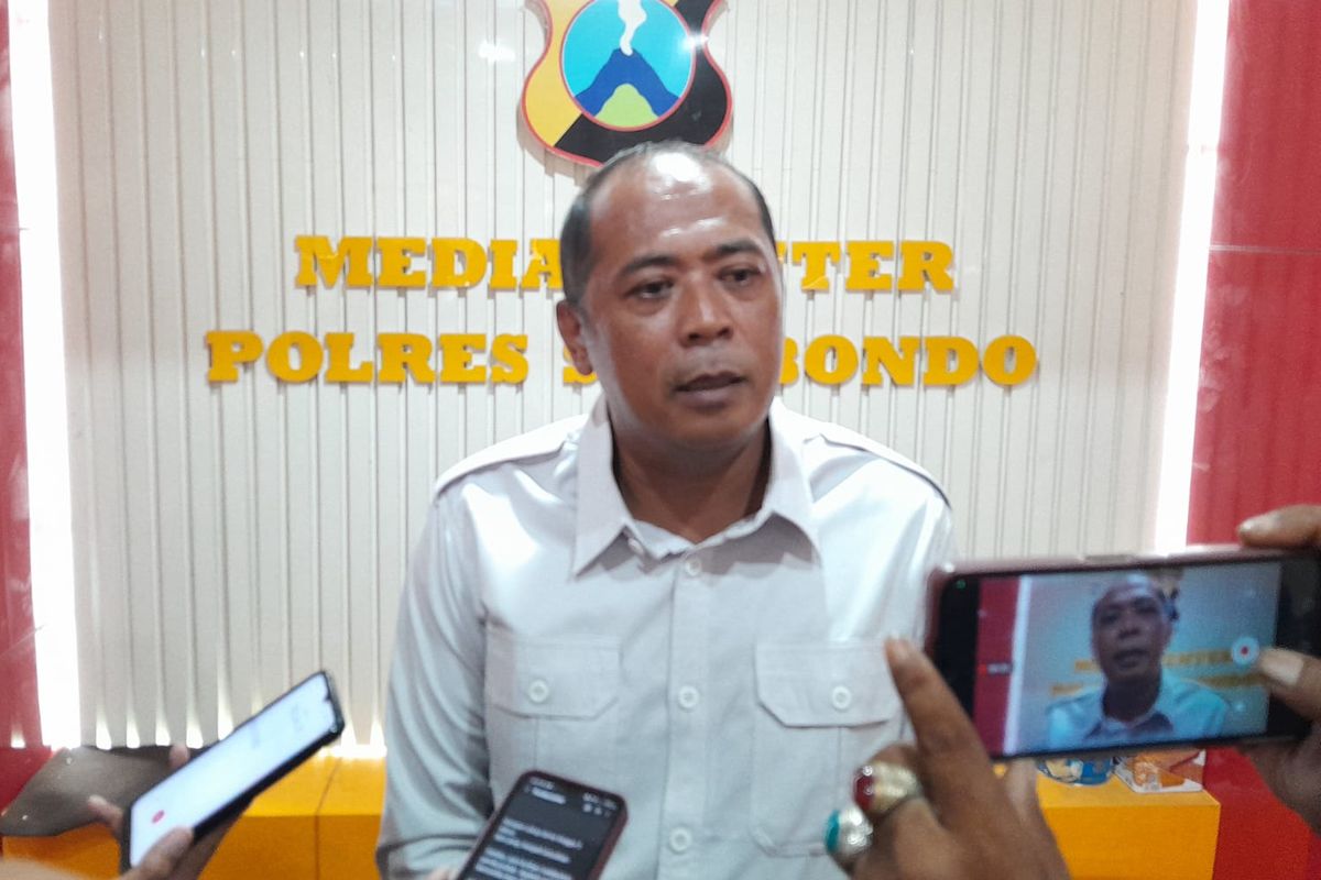 Kasat Reskrim Polres Situbondo AKP Momon Suwito saat memberi keterangan