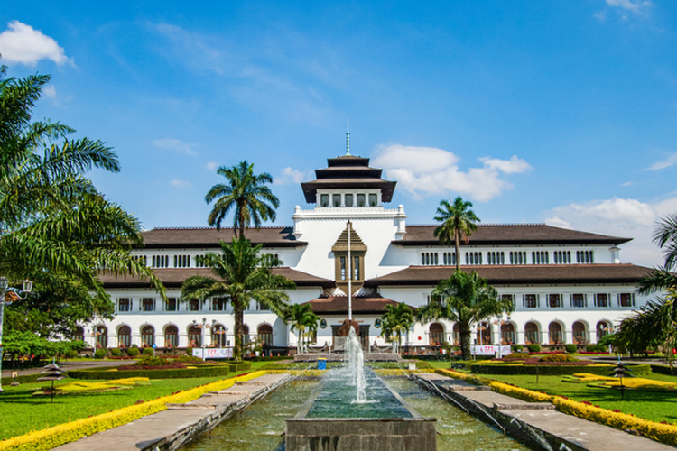 Gedung Sate merupakan ikon Kota Bandung. 