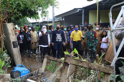 Khofifah Kunjungi Korban Banjir Jember, Ini Pesan Gubernur