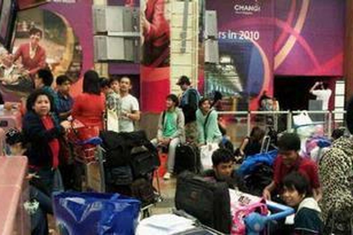 Para penumpang Mandala Airlines terlantar di Bandara Internasional Changi, Singapura, Rabu (12/1/11)