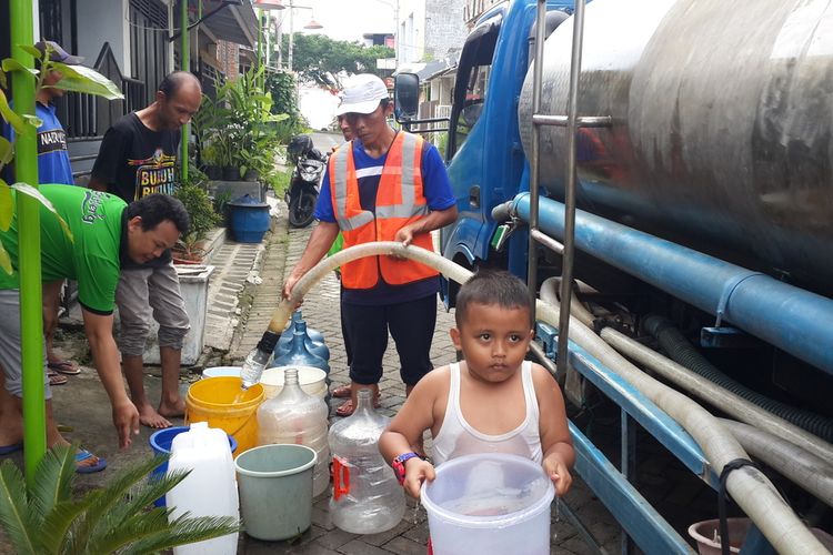 Sejumlah warga di Perumahan BTU Kota Malang saat antri air bersih yang disalurkan melalui mobil tangki, Rabu (15/1/2020).
