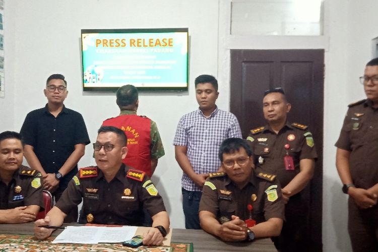 Kajari Padang Aliansyah (duduk 2 kiri)memberikan keterangan pers terkait kasus dugaan korupsi di Unand, Senin (9/6/2024) di Kejari Padang