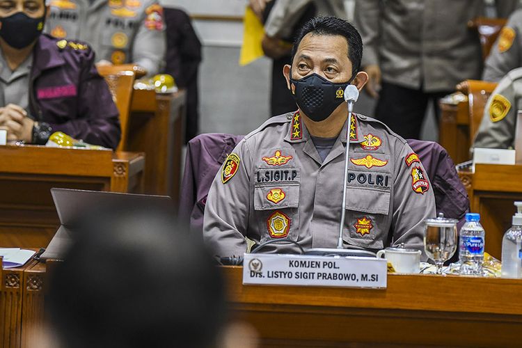 Kabareskrim Polri yang juga calon Kapolri Komjen Pol Listyo Sigit Prabowo bersiap mengikuti Uji Kelayakan dan Kepatutan Calon Kapolri di ruang Komisi III DPR, Kompleks Parlemen, Jakarta, Rabu (20/1/2021). Calon Kapolri Komjen Pol Listyo Sigit Prabowo merupakan calon tunggal Kapolri yang diajukan Presiden Joko Widodo ke DPR untuk menggantikan Jenderal Pol Idham Aziz yang memasuki masa pensiun.