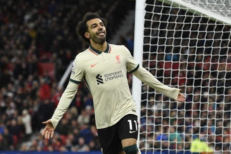 Penyerang sayap Liverpool, Mohamed Salah, berselebrasi usai mencetak gol ke gawang Man United pada pekan kesembilan Liga Inggris 2021-2022.