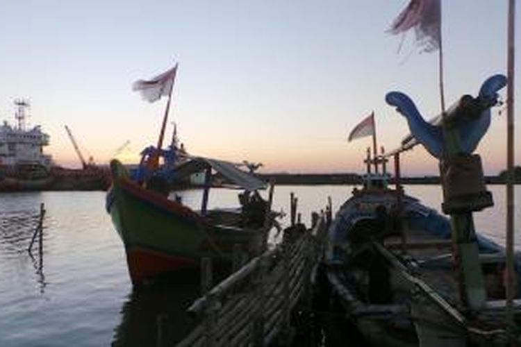 Kapal-kapal nelayan merapat di tepi Pantai Kejawanan, Cirebon, Jawa Barat, Jumat (26/6/2015). Nelayan di tepi pantai akan menawarkan jasa untuk berkeliling dengan tarif Rp5.000-Rp10.000.