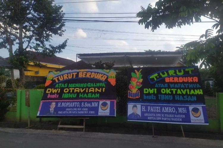 Kediaman Dwi Oktaviani (39) yang berada di Jalan Iswahyudi, Kecamatan Kalidoni, Palembang, masih dipenuhi karangan bunga turut berduka cita. Dwi sebelumnya meninggal usai lima menit melakukan ijab qobul.