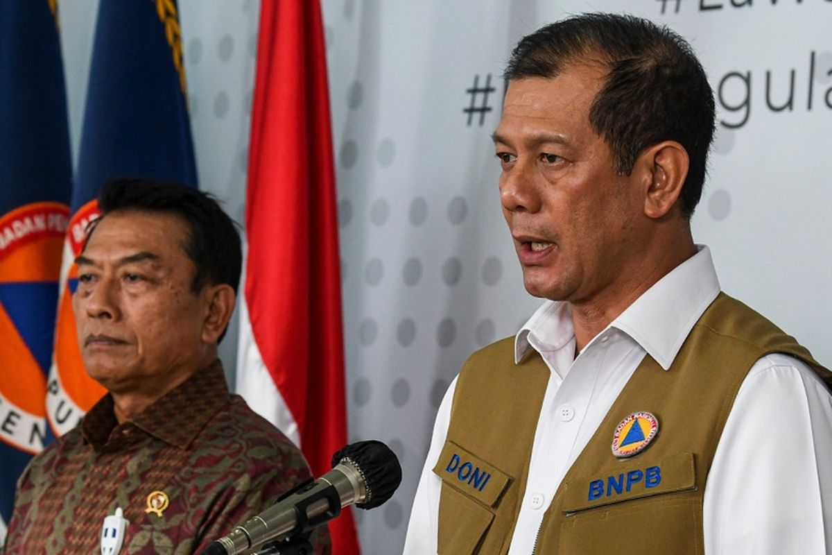 Kepala Badan Nasional Penanggulangan Bencana (BNPB) Doni Monardo (kanan) didampingi Kepala Staf Kepresidenan Moeldoko (kiri) memberikan keterangan pers di Graha BNPB, Jakarta, Jumat (27/3/2020). Untuk menangani penyebaran virus COVID-19, Kantor Staf Presiden menyerahkan bantuan masker dan sarung tangan masing-masing sebanyak  1 juta buah yang diserahkan kepada Gugus Tugas Percepatan Penanganan COVID-19 BNPB. ANTARA FOTO/Nova Wahyudi/nz
