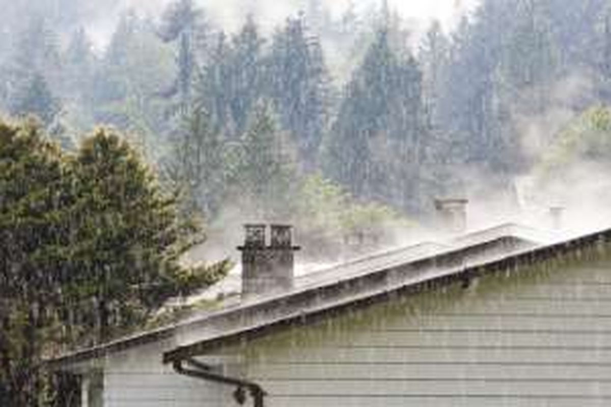 Intensitas tinggi curah hujan otomatis membuat jumlah air yang menimpa atap akan lebih banyak. Jika tidak mengalir cepat, air akan menyebabkan genangan di atap rumah.