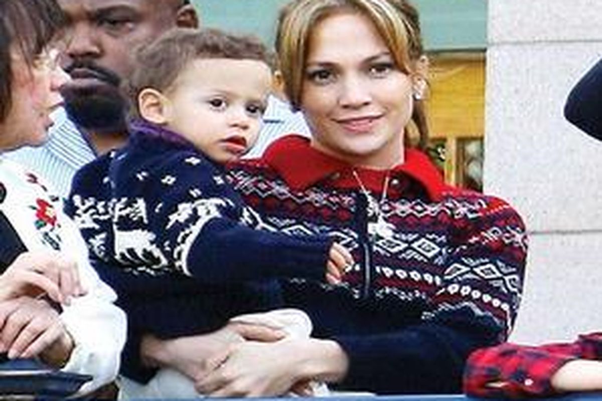 Jennifer Lopez dan Max, satu dari anak kembarnya. 