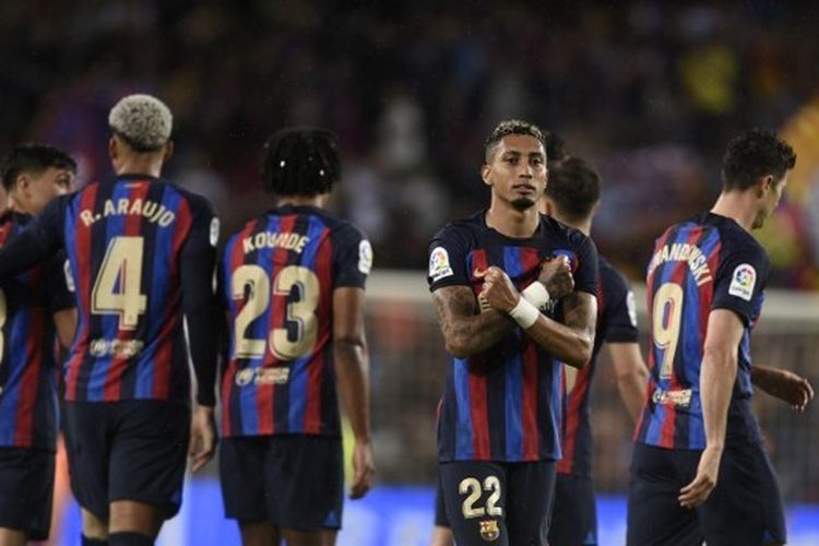Penyerang Barcelona Raphinha merayakan gol saat membantu timnya menang 4-0 atas Real Betis pada laga lanjutan Liga Spanyol 2022-2023 di Stadion Camp Nou, Minggu (30/4/2023) dini hari WIB. Berkat kemenangan ini, Barcelona kian kokoh di puncak klasemen Liga Spanyol 2022-2023.
