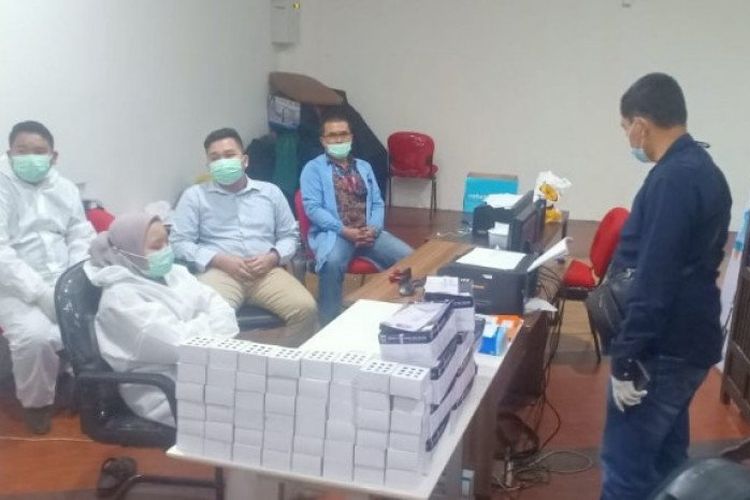 Undercover police in North Sumatra raid the offices of health workers from the state-owned Kimia Farma Diagnostics company at the province's Kualanamu International Airport on Tuesday (27/04/2021). The medical personnel were arrested for reusing used antigen rapid test kits