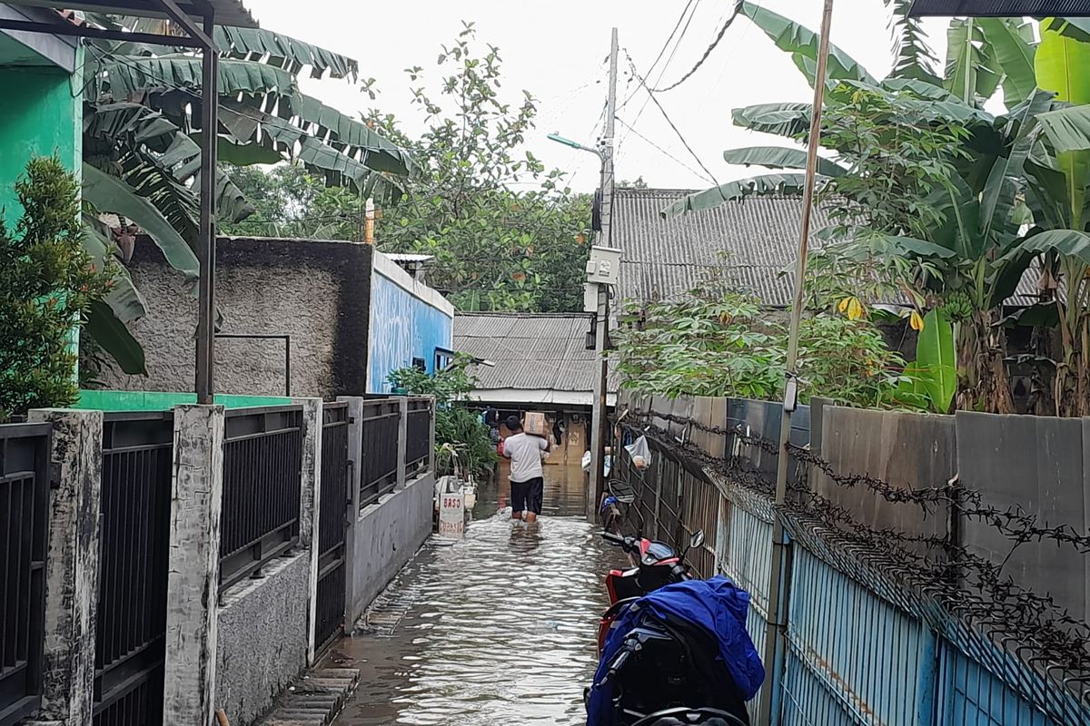 Banjir 70 sentimeter Kembali Rendam Kembangan Jakarta Barat
