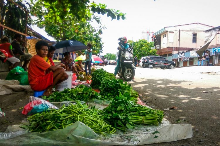 Seorang mama menjajakan sayuran segar di Pasar Sanggeng, Manokwari.