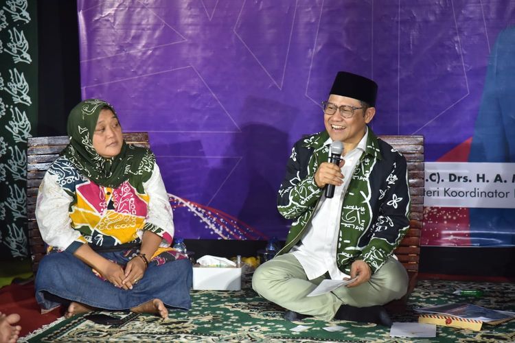 Menteri Koordinator Pemberdayaan Masyarakat (Menko PM) Abdul Muhaimin Iskandar berdialog dengan masyarakat di Rumah Inklusif Kebumen dalam kunjungan kerjanya ke Kebumen, Jumat (7/11/2025).