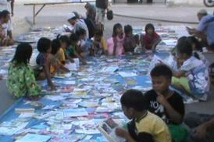 Untuk memancing minat baca masyarakat, komunitas anak-anak muda di kecamatan balanipa Polewali Mandar meminjam ribuan koleksi buku dari para dermawan dan pencinta buku untuk mendirikan perpustakana jalan yang bisa diakses siapa saja tanpa harus menjadi anggota.