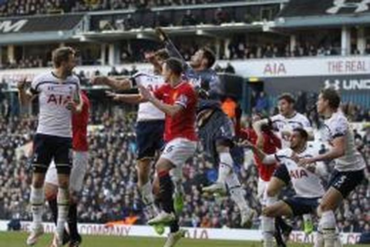 Laga antara Tottenham Hotspur melawan Manchester United di White Hart Lane, London, Minggu (28/12/2014).