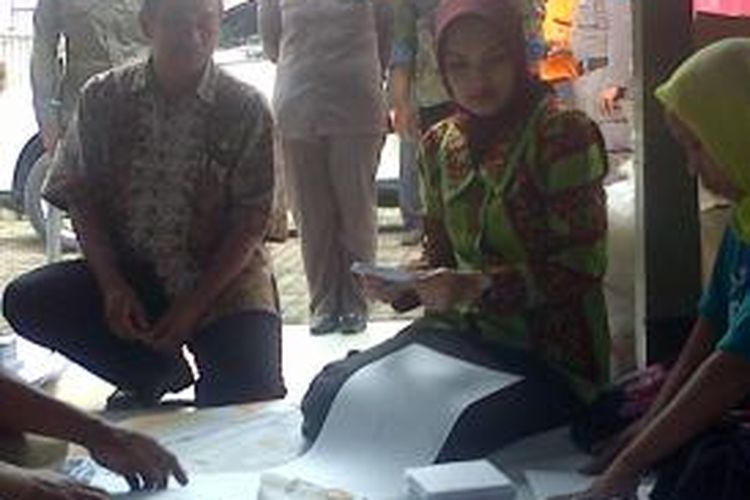 Bupati Tantri ikut melipat surat suara Pemilu 2014.