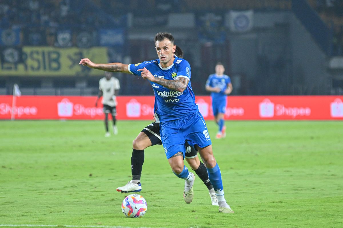 Musim apik Tyronne del Pino bersama Persib Bandung datang pada kesempatan kedua di Liga 1 2024-2025, beberapa langkah lagi jadi juara. 