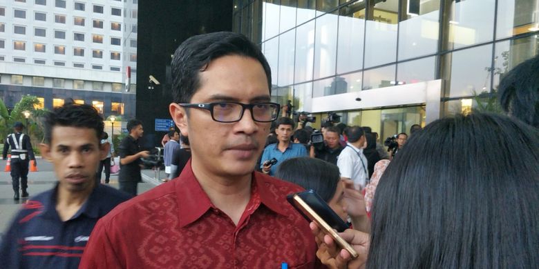 Juru bicara KPK Febri Diansyah saat memberikan keterangan di gedung KPK, Jakarta Selatan, Senin (20/11/2017).