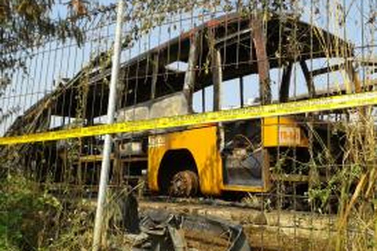 Salah satu bus transjakarta yang terbakar di pul Trans Batavia, Rawa Buaya, Jakarta Barat, Selasa (2/9/2015).