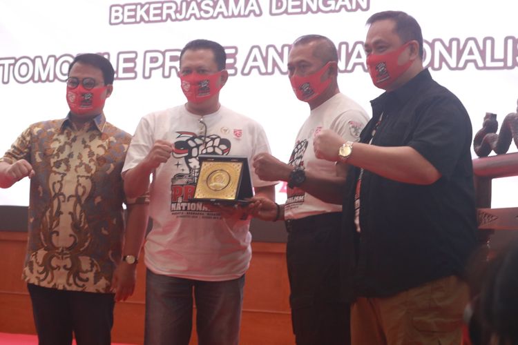 Penyerahan plakat Pride and Nationalism (ki-ka) Wakil Ketua MPR RI Ahmad Basarah, Ketua MPR RI Bambang Soesatyo, Komjen Pol (Purn) Nanan Soekarna dan Dr. (H.C) Ary Ginanjar Agustian 