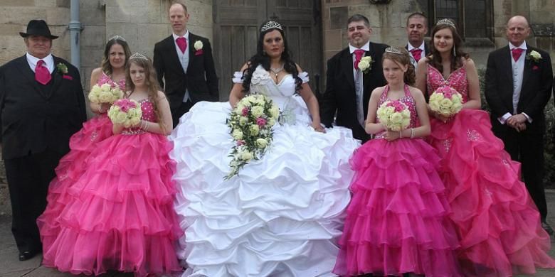 Heboh Gaun Pengantin Berbobot 63 Kilogram