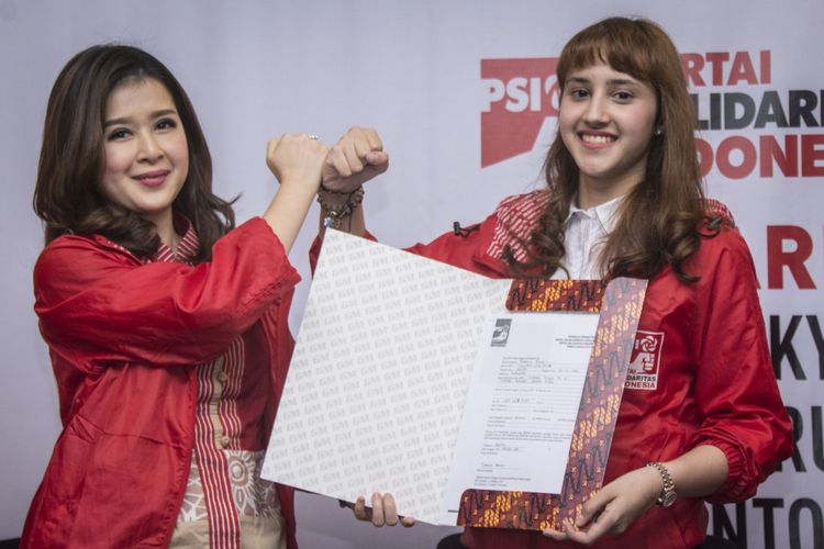 Ketua Umum Partai Solidaritas Indonesia (PSI) Grace Natalie (kiri) bersama Calon Legislatif (Caleg) PSI yang juga Ketua DPP PSI Bidang Eksternal Tsamara Amany (kanan) menunjukkan formulir pendaftaran Tsamara Amany sebagai Caleg PSI di Kantor DPP PSI, Tanah Abang, Jakarta, Kamis (26/10). Dalam kesempatan tersebut Tsamara Amany juga mendeklarasikan gerakan Solidaritas Kaum Muda Melawan Korupsi (SIKAP) yang merupakan sayap gerakan PSI untuk mengajak anak-anak muda berjuang memerangi korupsi. ANTARA FOTO/Aprillio Akbar/ama/17.