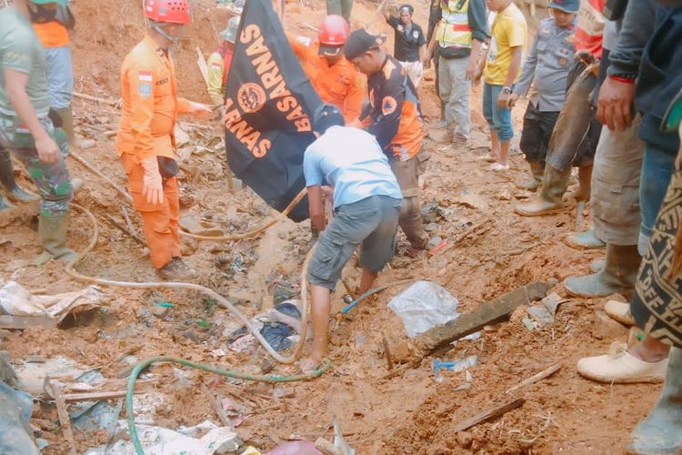 Satu korban tanah longsor di tambang emas Desa Buluh Kuning, Kecamatan Sungai Durian, Kotabaru, Kalsel ditemukan tewas tertimbun oleh tim SAR gabungan pada, Kamis (29/9/2022). 