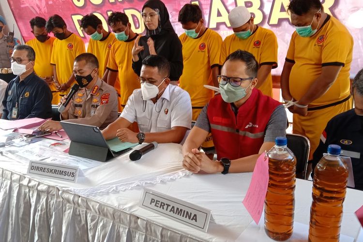 Kabidhumas Polda Jabar Kombes Ibrahim Tompo dan Direskrimsus Polda Jabar Kombes Arief Rachman tengah menjelaskan perkara pengungkapan penimbunan solar bersubsidi di Jawa Barat, Rabu (13/4/2022).