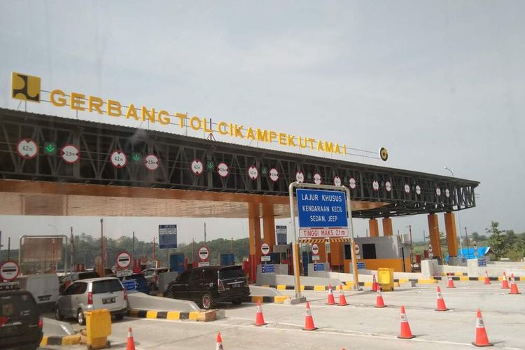 Gerban Tol Cikampek Utama. Jalan tol Jakarta-Cikampek menjadi salah satu daya dukung inveatasi di Karawang, Jawa Barat.