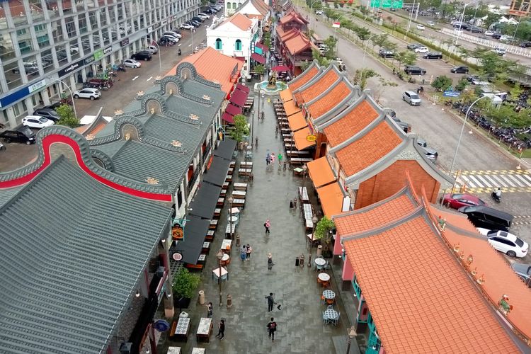 Pemandangan dari atas Pagoda Pantjoran PIK, Jakarta Utara