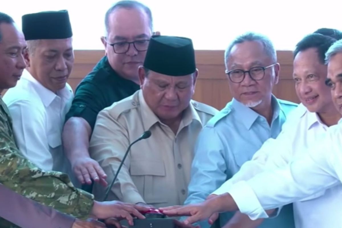 Presiden Prabowo menekan tombol sirine sebagai tanda peresmian operasionalisasi 1.061 KDKMP di Jawa Timur dan Jawa Tengah. (Dok. Kemendagri) 