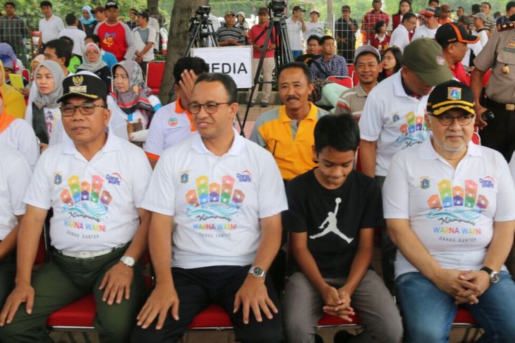 Gubernur DKI Jakarta Anies Baswedan menandatangani perjanjain kerjasama dengan perusahaan cat, PT Danapaint Indonesia di kawasan Danau Sunter, Jakarta Utara, Sabtu (24/3/2018). Adapun Pemrov DKI menggandeng PT Danapaint untuk mengakomodir program pengecatan kampung warna warni di sejumlah permukiman di Jakarta Utara.