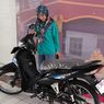 Tangis Haru Warnai Penyerahan Hadiah Motor Bidan 