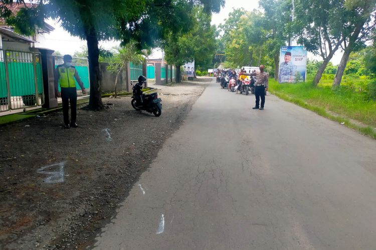 Pihak kepolisian saat melakukan olah TKP, dalam insiden kecelakaan lalu lintas yang membuat nyawa seorang anggota kepolisian melayang, Minggu (12/2/2023).